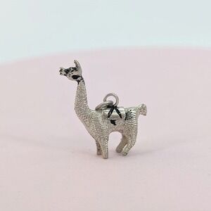 VTG Llama Alpaca Charm Pendant 3D Silver Tone Textured Guanaco Animal Novelty